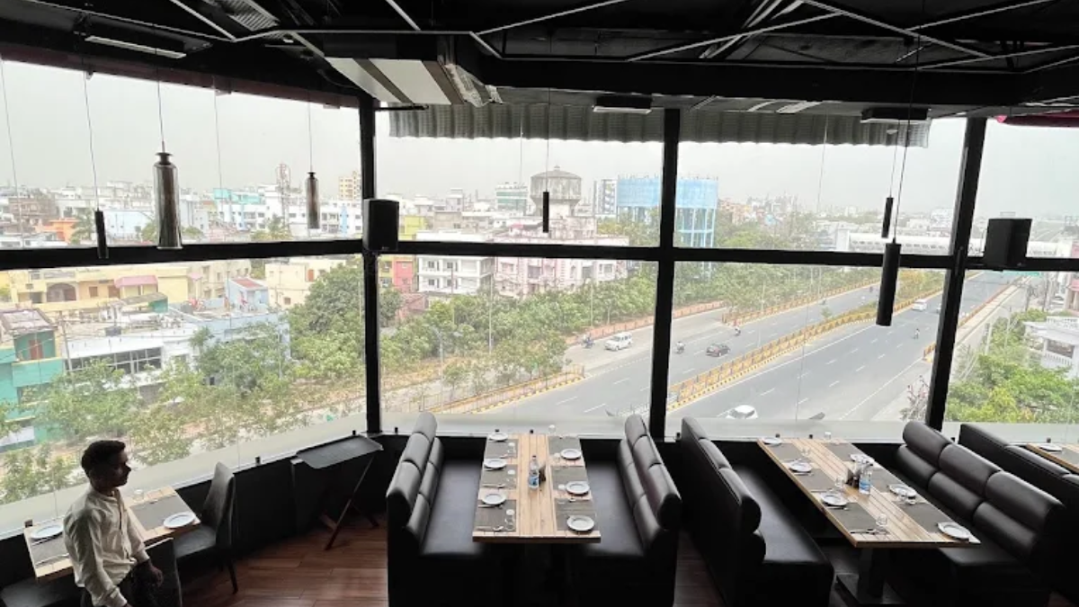 Spectacular Rooftop Dining Ambiance